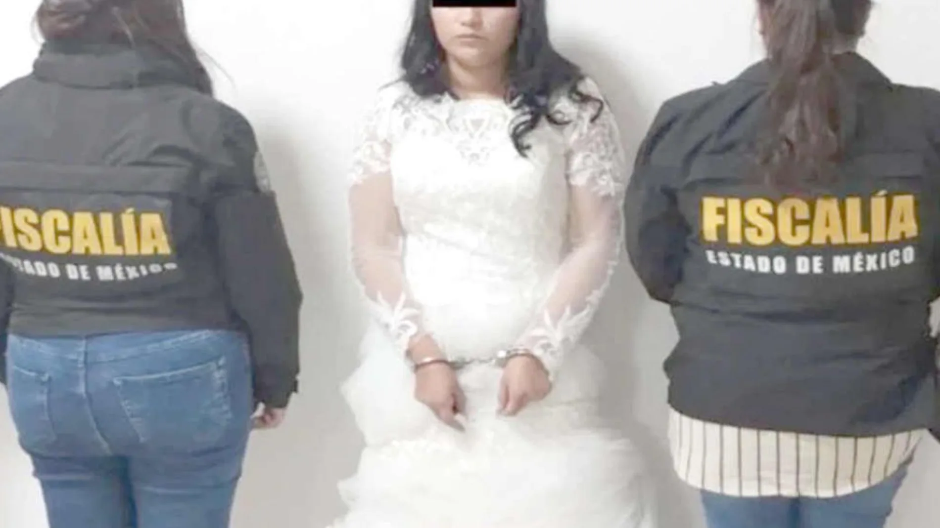 Con el vestido de novia y esposada: detienen en la puerta de la iglesia a una integrante del narco mexicano