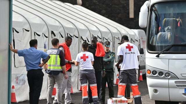 Salvamento Marítimo ha acompañado hasta el puerto de La Restinga, en El Hierro, a un cayuco con 39 personas que fue localizado a ocho kilómetros al sur de la isla.