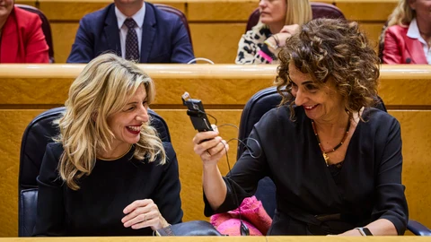 Yolanda Diaz y María Jesús Montero en el pleno del Congreso, reunido excepcionalmente en el Senado.