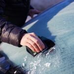 El secreto de la Guardia Civil para deshacerte del hielo en el parabrisas