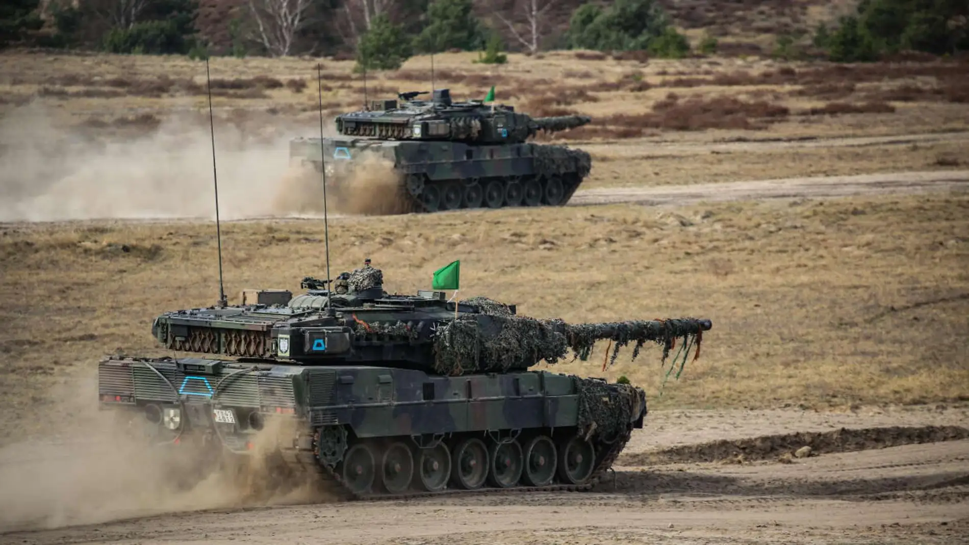 Dos carros de combate Leopard del Ejército de Tierra alemán, durante unas maniobras