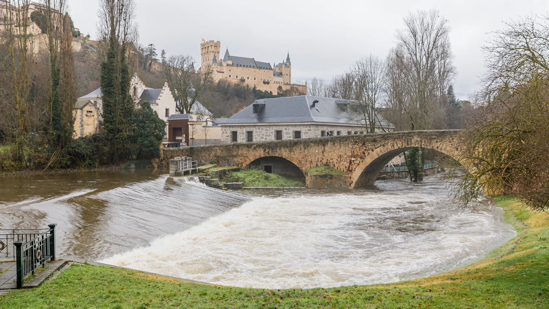 La crecida del río Eresma mantiene en vilo a los segovianos