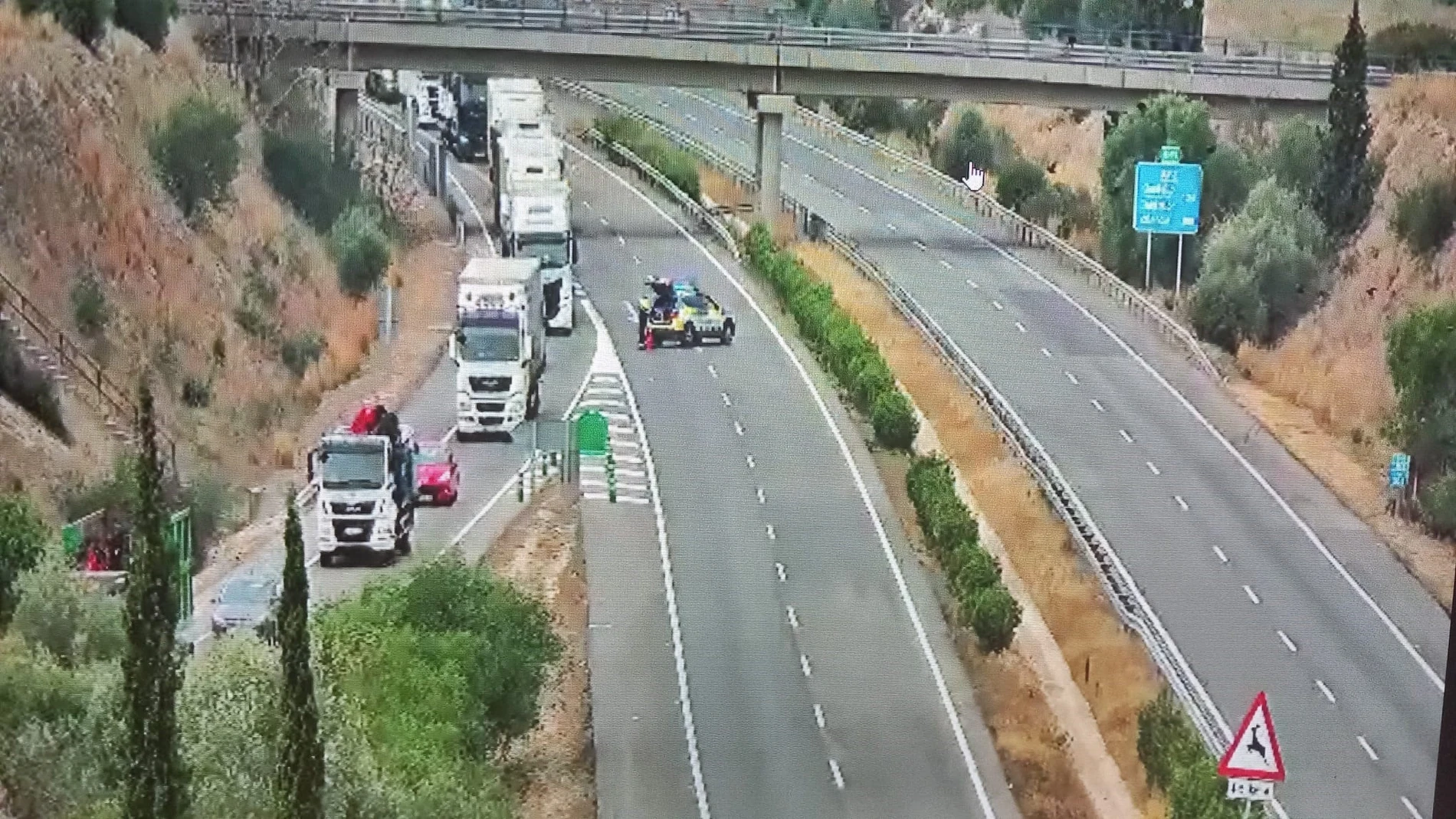 Imágenes del corte de la AP-7 y el desvío por la N-340 a raíz de la fuga en un camión de butano en L'Aldea (Tarragona) SERVEI CATALÀ DE TRÀNSIT 16/01/2024