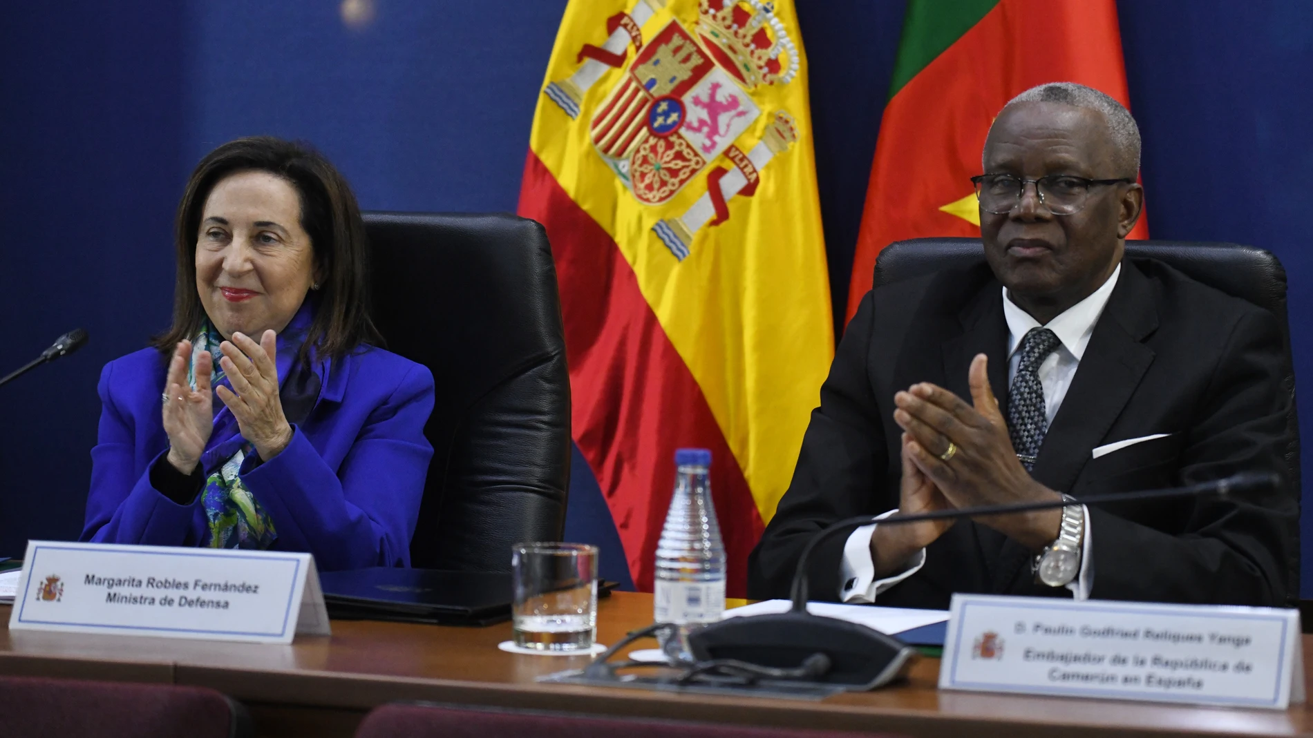La ministra de Defensa, Margarita Robles, y el embajador de la República de Camerún en España, Paulin Godfried, durante una reunión por videoconferencia con el ministro de Defensa de Camerún, en la sede del Ministerio, a 16 de enero de 2024, en Madrid (España). Durante la videoconferencia, se ha firmado un acuerdo de cooperación en materia de defensa entre ambos países. 16 ENERO 2024;MADRID;ROBLES;ACUERDO DE COOPERACION;ESPAÑA Y CAMERÚN Fernando Sánchez / Europa Press 16/01/2024