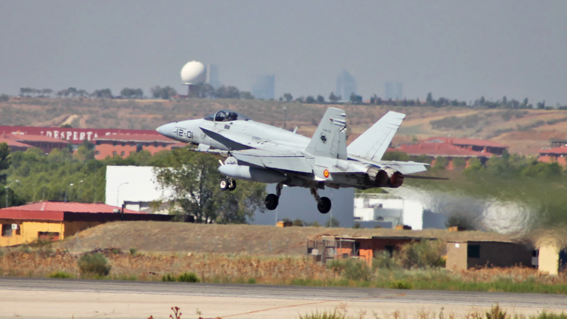 Un F-18 del Ala 12 despega de la base de Torrejón