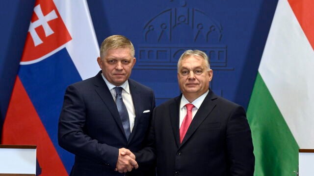 El primer ministro eslovaco, Robert Fico, junto a su aliado húngaro, Viktor Orban