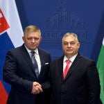 El primer ministro eslovaco, Robert Fico, junto a su aliado húngaro, Viktor Orban
