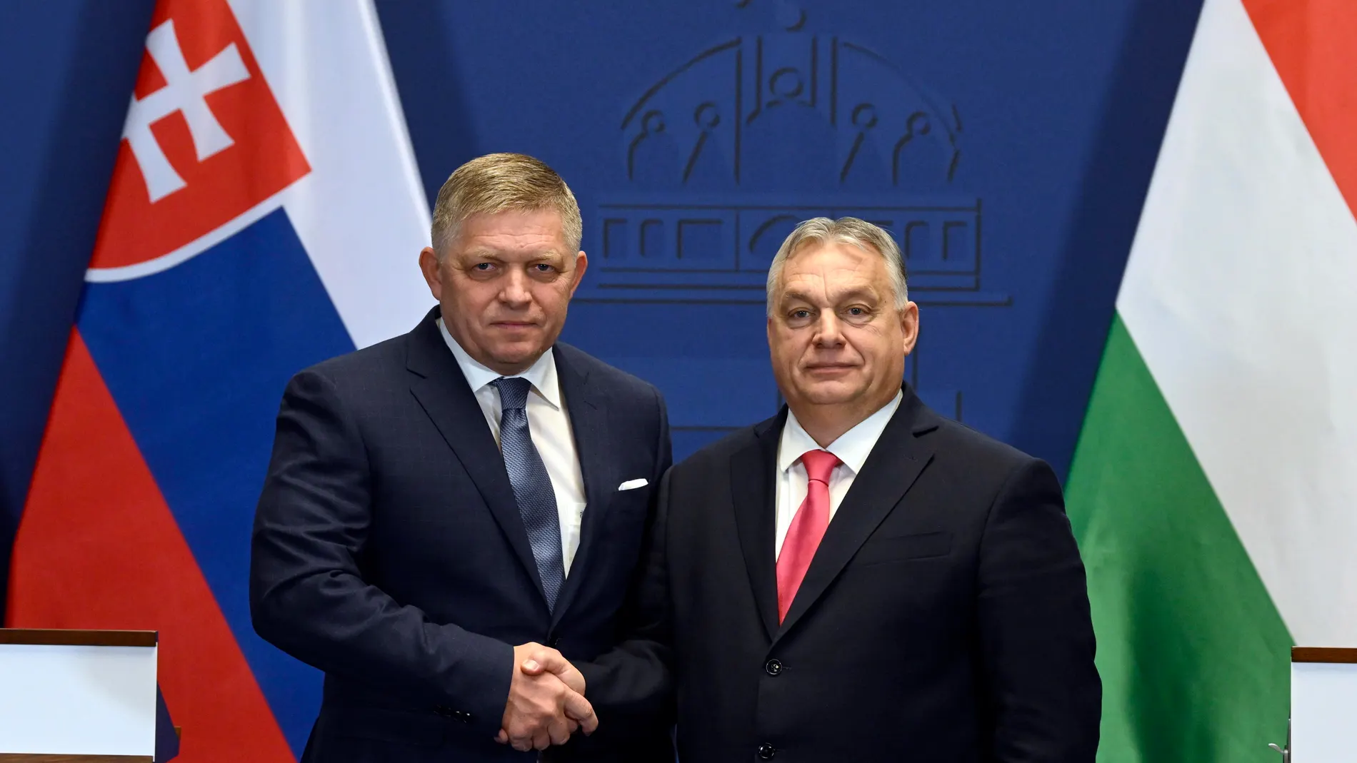 Budapest (Hungary), 16/01/2024.- Slovakian Prime Minister Robert Fico (L) and Hungarian Prime Minister Viktor Orban shake hands during a press conference following their meeting in the government headquarters in Budapest, Hungary, 16 January 2024. (Hungría, Eslovaquia) EFE/EPA/Szilard Koszticsak HUNGARY OUT