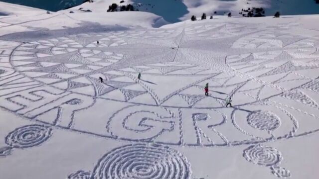 Así es la original protesta de Greenpeace en Davos