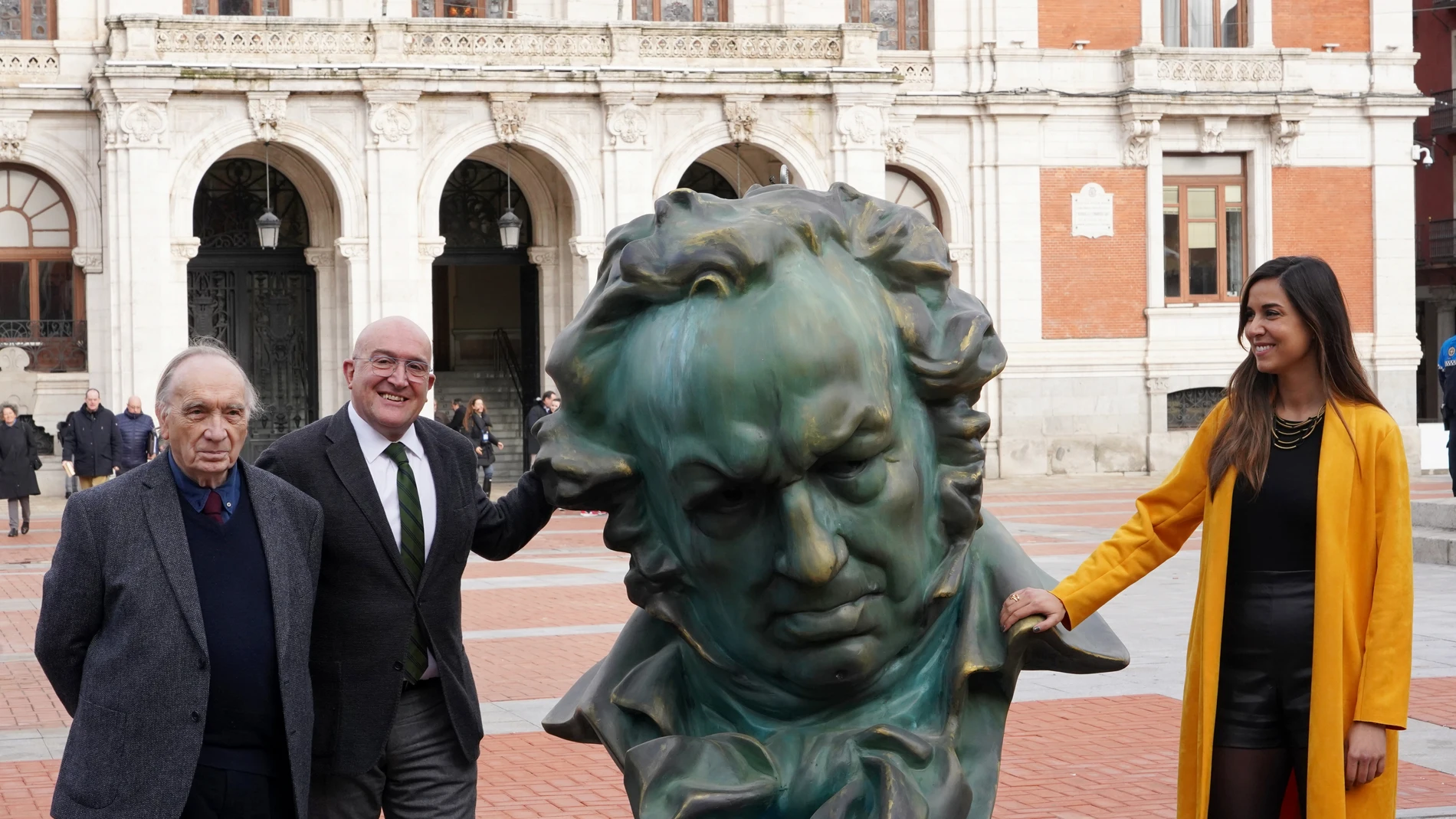 El alcalde de Valladolid, Jesús Julio Carnero, junto al presidente de la Academia de Cine, Fernando Méndez-Leite, y la concejala Blanca Jiménez, presentan la gala de los Goya