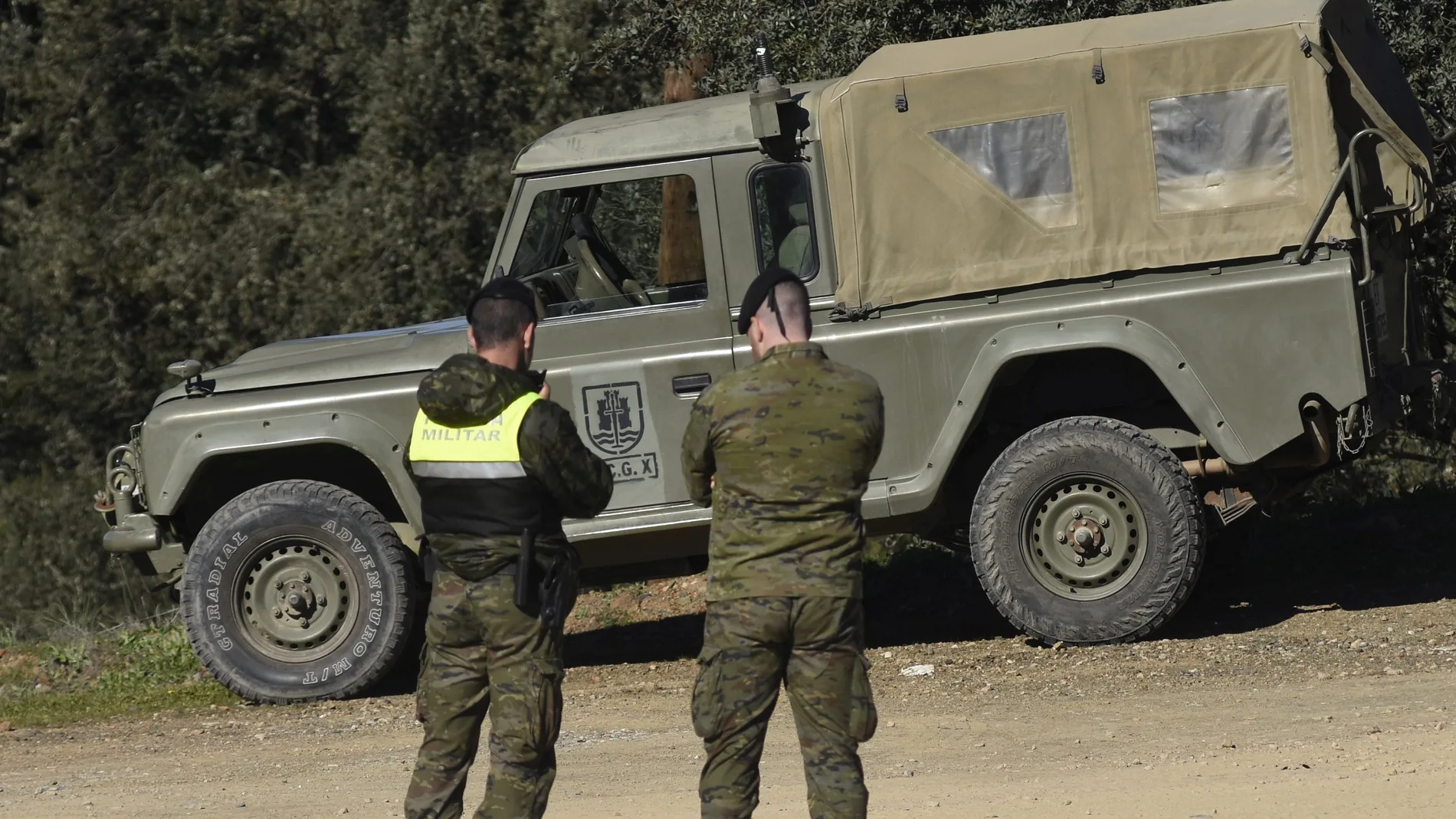 Militares acordonando el lugar donde fueron localizados los dos militares fallecidos en la base de Cerro Muriano.