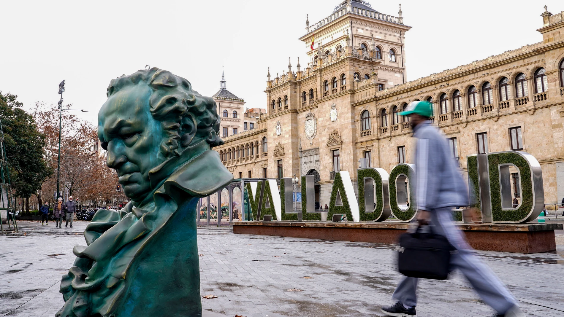 VALLADOLID, 17/01/2024.- La ciudad de Valladolid está engalanada desde hoy con réplicas del galardón de los Premios Goya que se celebran en esta ciudad el próximo día 10 de febrero. EFE/ Nacho Gallego