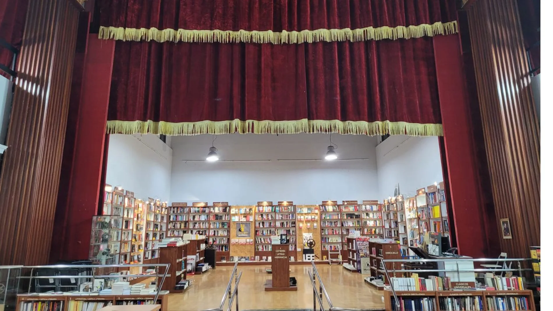 El interior de la librería sevillana Verbo
