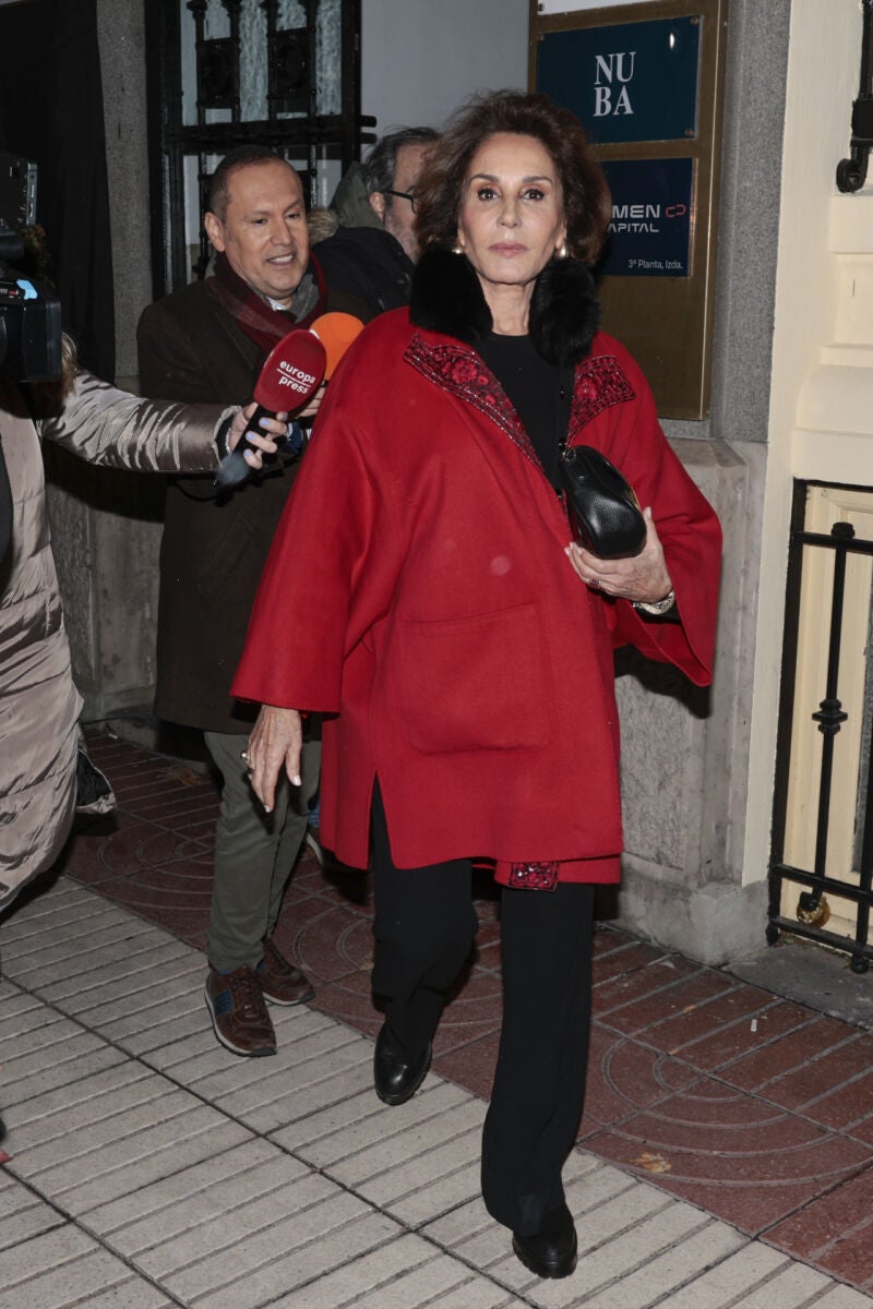 Naty Abascal con abrigo rojo. 
