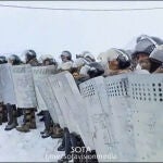 Una captura de vídeo tomada de una grabación de SOTA el 17 de enero de 2024 muestra a la policía rusa durante las protestas que estallaron en la región central de Bashkortostán después de que un tribunal condenara a cuatro años de prisión a un activista local.