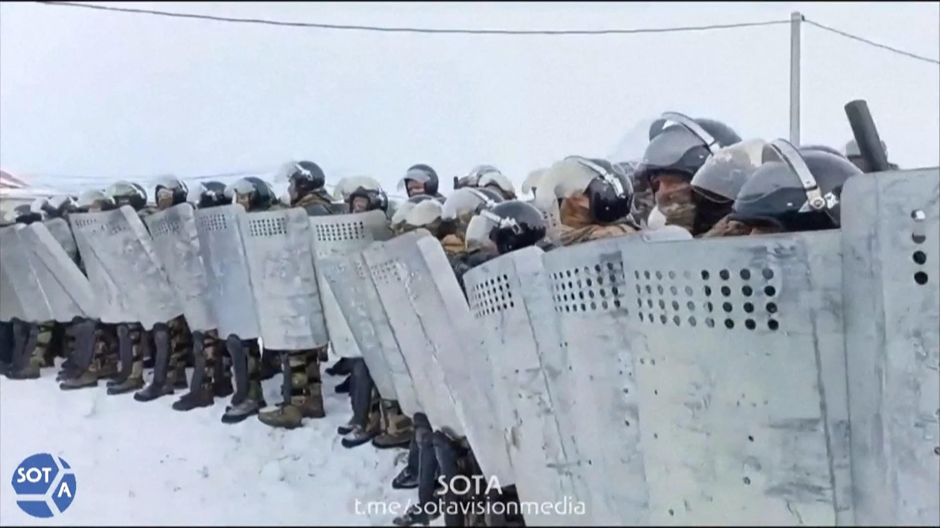 Una captura de vídeo tomada de una grabación de SOTA el 17 de enero de 2024 muestra a la policía rusa durante las protestas que estallaron en la región central de Bashkortostán después de que un tribunal condenara a cuatro años de prisión a un activista local.