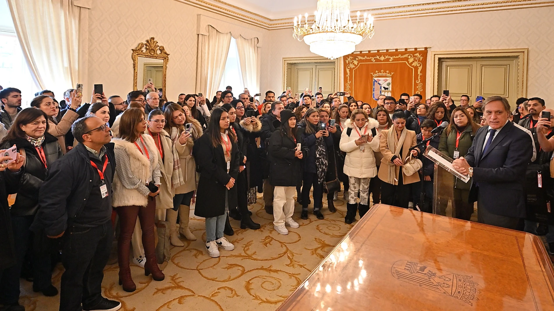 El alcalde de Salamanca, Carlos García Carbayo, recibe a los profesores