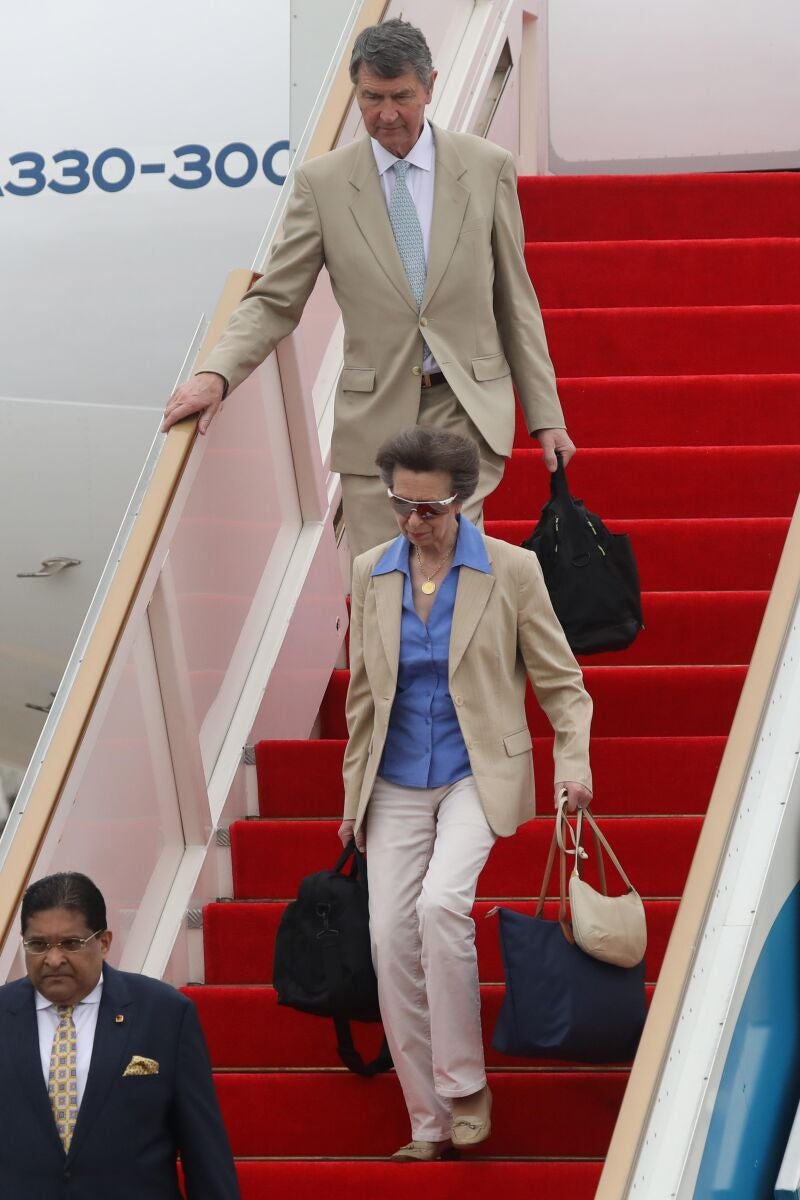 Colombo (Sri Lanka), 10/01/2024.- Britain's Princess Anne and her husband Timothy Laurence arrive at the Bandaranaike International Airport in Colombo, Sri Lanka, 10 January 2024. Princess Anne is on a three-day official visit to Sri Lanka to commemorate 75 years of diplomatic ties between the United Kingdom and Sri Lanka. (Reino Unido) EFE/EPA/CHAMILA KARUNARATHNE