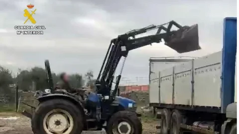 Momento en que la Guardia Civil sorprende la maniobra de carga