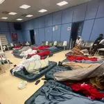 Imagen de una de las salas donde esperan los inmigrantes en el aeropuerto de Barajas.