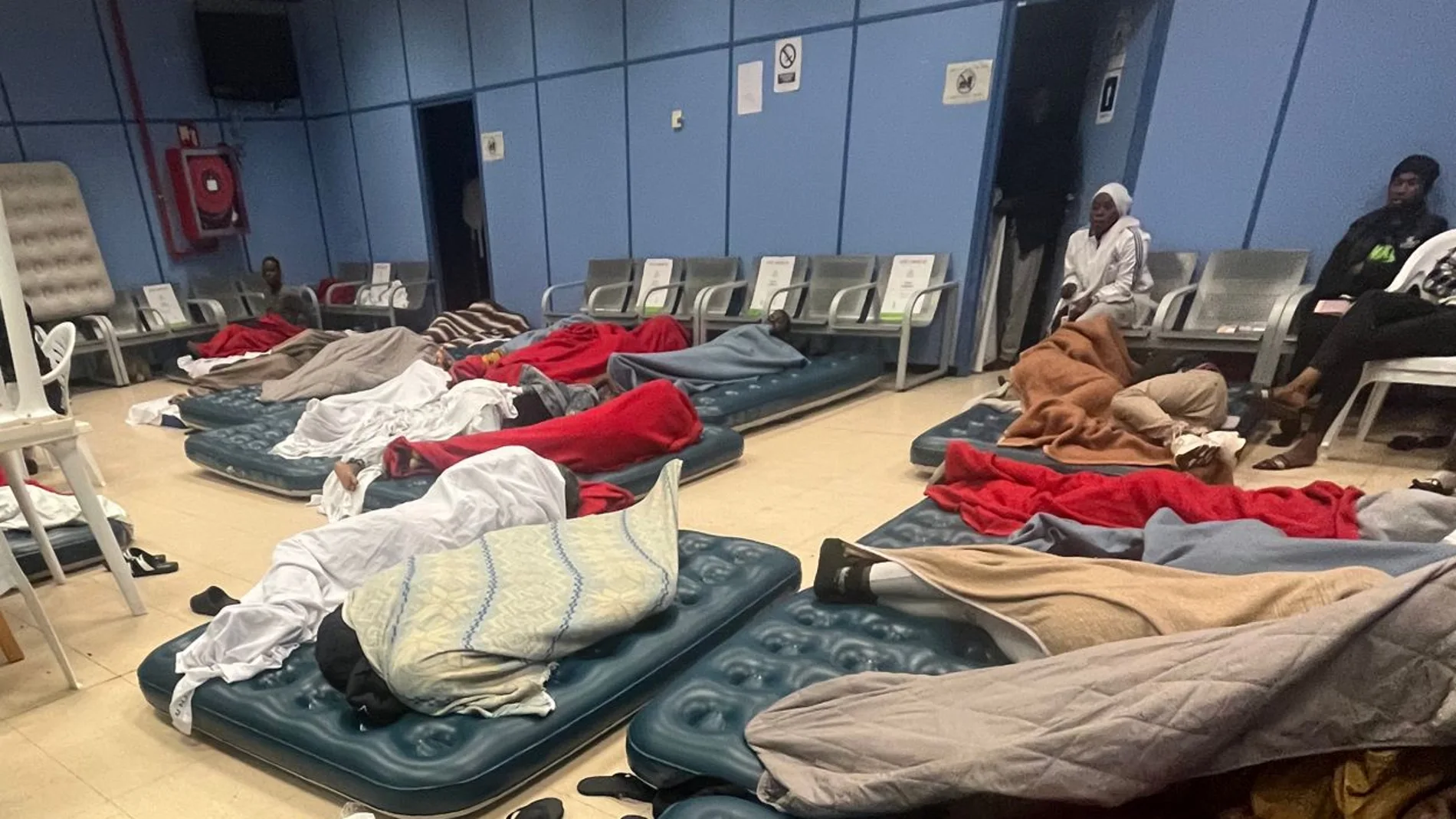Imagen de una de las salas donde esperan los inmigrantes en el aeropuerto de Barajas.