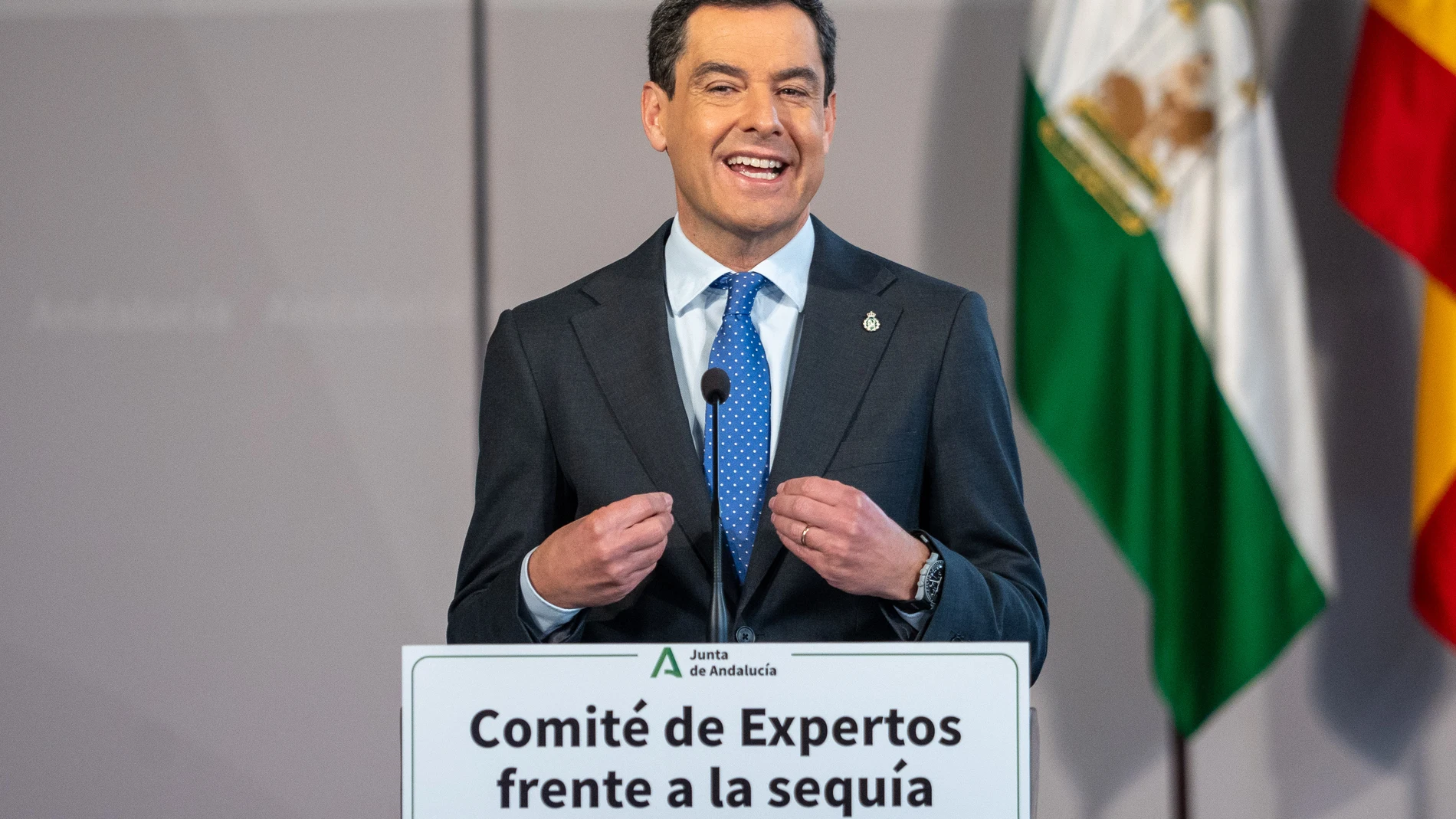 El presidente de la Junta de Andalucía, Juanma Moreno, interviene para los medios de comunicación, a 18 de enero de 2024, en Sevilla, Andalucía (España). El presidente de la Junta de Andalucía, Juanma Moreno, preside la reunión del comité de expertos para el seguimiento de la sequía. Habrá una intervención abierta a los medios al inicio de la reunión. En el Palacio de San Telmo. 18 ENERO 2024 Francisco J. Olmo / Europa Press 18/01/2024