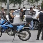 Miembros de la Policía ecuatoriana inspeccionan la camioneta del fiscal César Suárez, asesinado a tiros este miércoles en Guayaquil