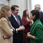 El consejero Suárez-Quiñones y la directora de Vivienda, María Pardo, conversan con la ministra