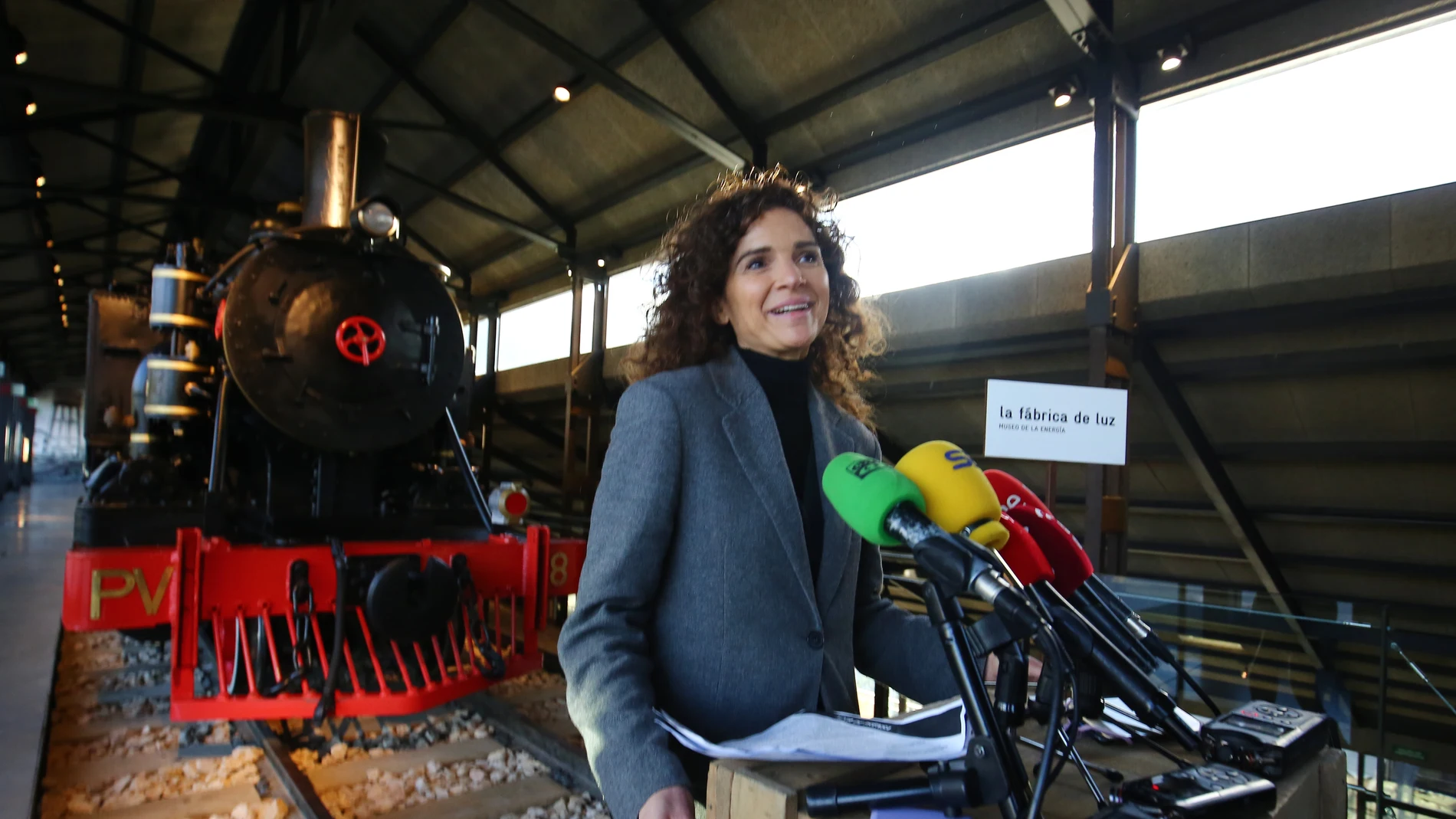 La directora del área de museos, patrimonio y cultura de la Fundación Ciudad de la Energía, Concepción Fernández, durante la presentación del balance de 2023 y la nueva programación de La Fábrica de Luz. Museo de la Energía de Ponferrada