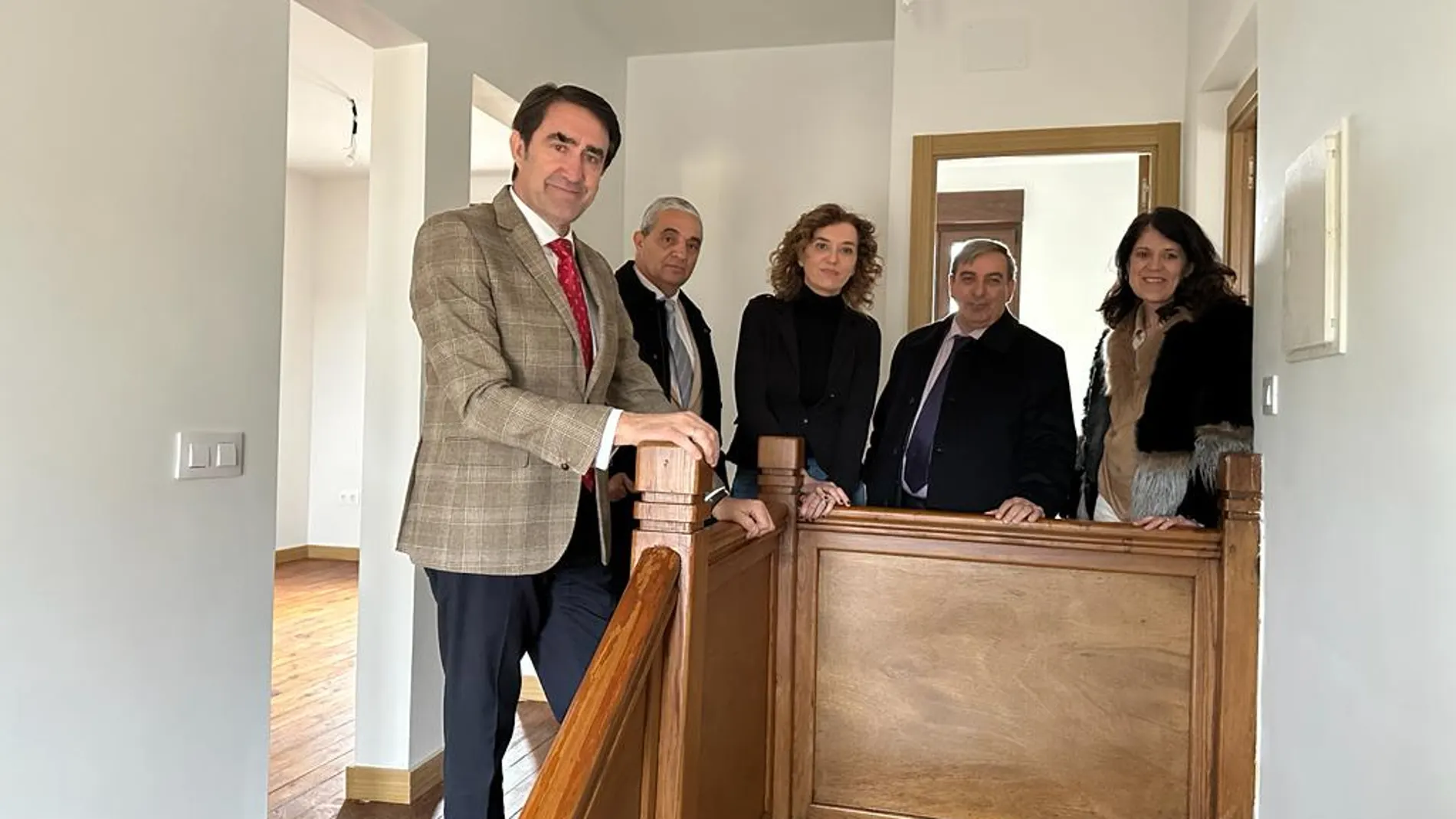 Suárez-Quiñones en la firma con los representantes de los ayuntamientos segovianos