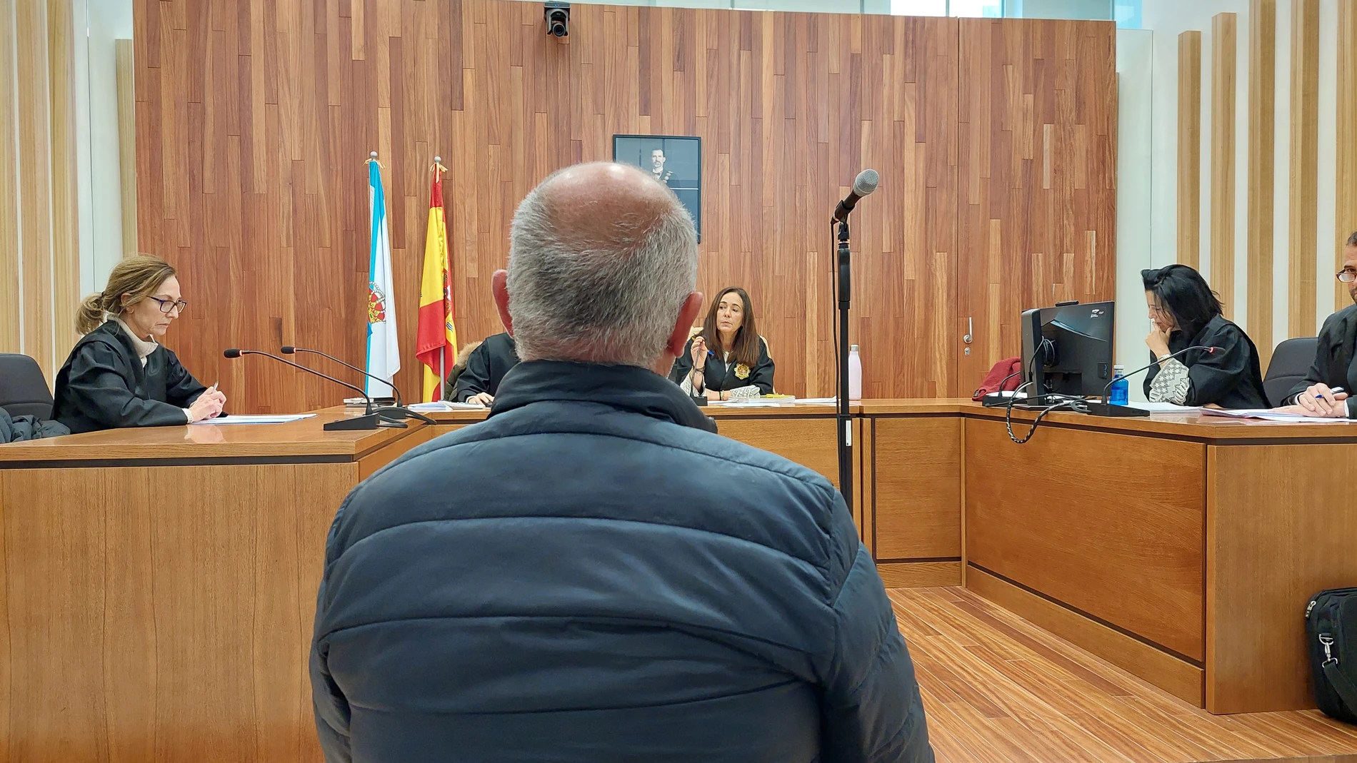 Condenado a pena de multa un chófer de bus escolar juzgado en Vigo por acoso sexual a una acompañante de ruta