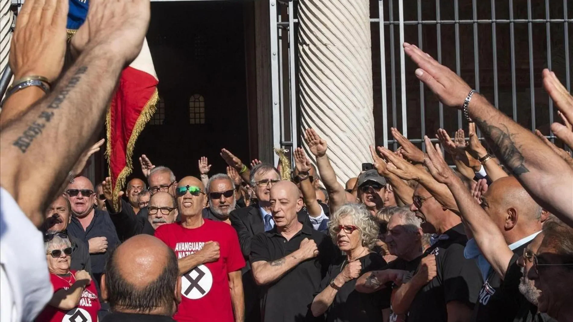 Militantes de la extrema derecha realizan saludos fascistas en un acto en Roma el año pasado