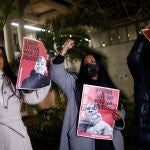 Familiares de Theo Luhaka protestan tras conocerse el veredicto en Bobigny, cerca de París