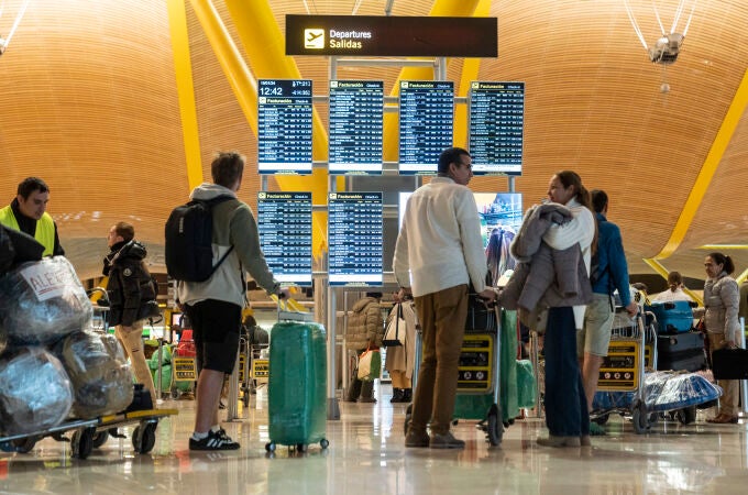 Pasajeros en el Aeropuerto de Madrid Barajas. David Jar