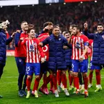 Los jugadores del Atlético celebran la clasificación para los cuartos de final de Copa