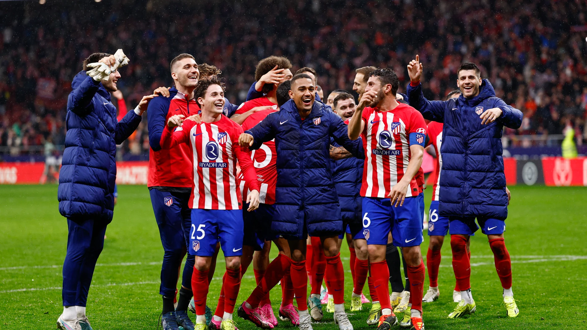 Los jugadores del Atlético celebran la clasificación para los cuartos de final de Copa