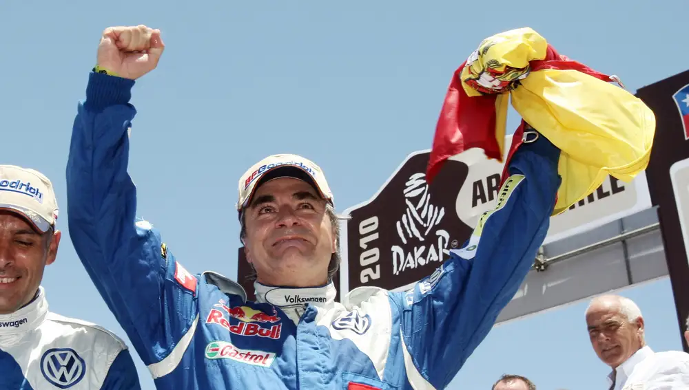 Sainz celebra su primer triunfo en el Dakar