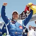 Sainz celebra su primer triunfo en el Dakar