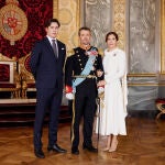 Primer retrato oficial de los Reyes Federico X y Mary de Dinamarca con su hijo, el príncipe heredero Christian