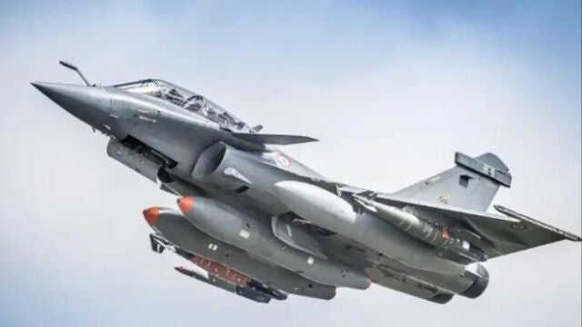 Un caza francés Rafale con dos bombas Hammer de 1.000 kilogramos cada una. 