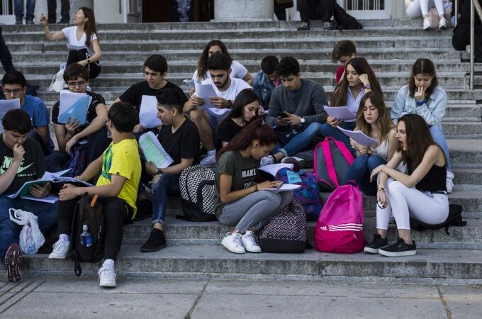 Estudiantes en el Inicio de la Prueba de la EBAU (Selectividad) en la Facultad de Odontologia de la UCM DE Madrid © Alberto R. Roldan / Diario La Razon 04 06 2019