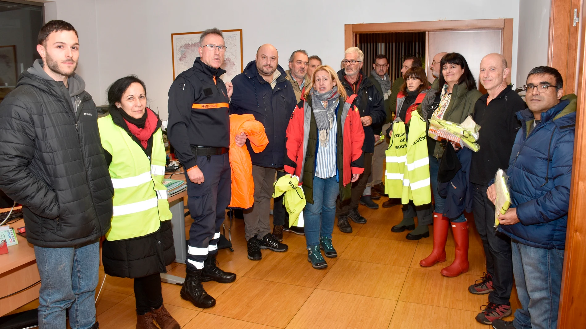 La delegada territorial de la Junta de Castilla y León en Soria, Yolanda de Gregorio con voluntarios para llevar avituallamiento a personas afectadas