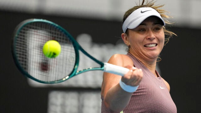 Paula Badosa devuelve una bola a Anisimova desde el fondo de la pista