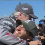 Carlos Sainz, padre e hijo, se abrazan tras el Dakar