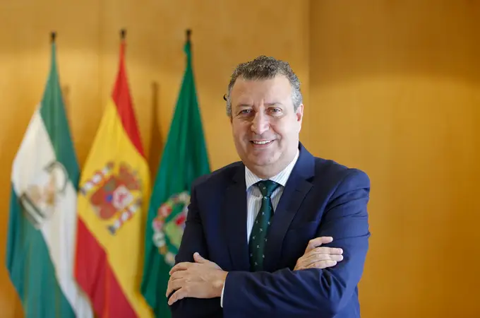 Javier Fernández, presidente de la Diputación de Sevilla: «La opción del puente de la SE40 es más rápida y asequible»