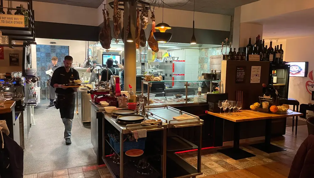 Restaurante Al Fuego, sus platos están elaborados en el famoso horno Josper