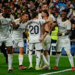 Los jugadores del Real Madrid acuden a felicitar a Carvajal
