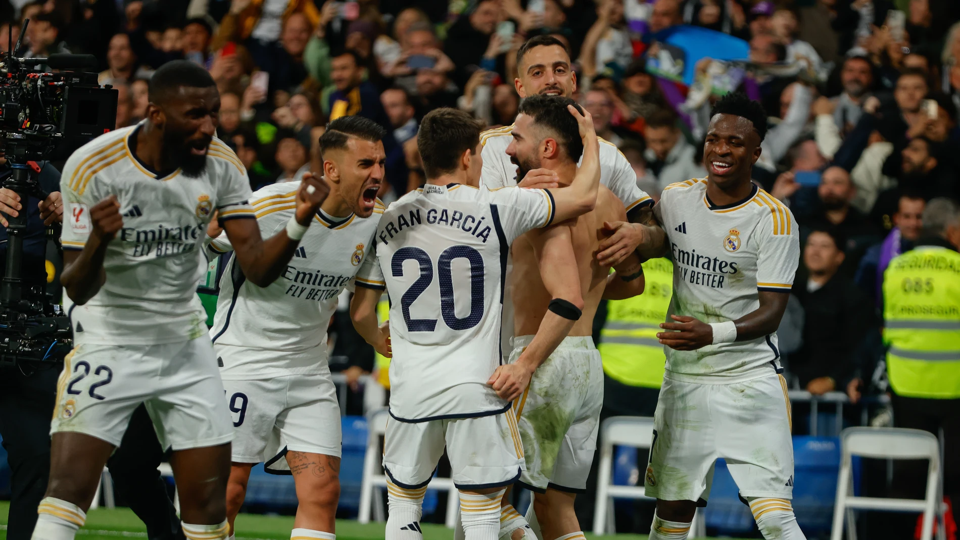 Los jugadores del Real Madrid acuden a felicitar a Carvajal
