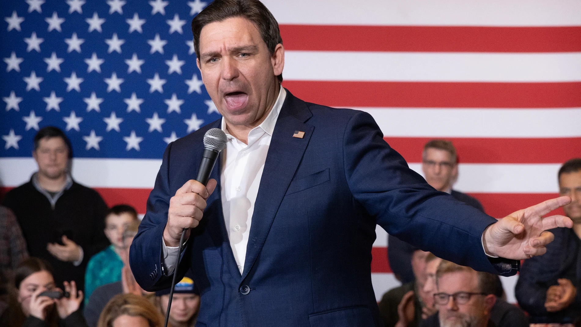 EA6054. NASHUA (ESTADOS UNIDOS), 21/01/2024.- El candidato presidencial republicano Ron DeSantis habla durante un evento de campaña el 19 de enero de 2024, en Nashua, New Hampshire (EE.UU.). El gobernador de Florida, Ron DeSantis, anunció este domingo que abandona las primarias para la nominación presidencial republicana cuando faltan dos días para la cita decisiva de Nuevo Hampshire. Con su retirada, la contienda interna del Partido Republicano es cosa de dos candidatos: el expresidente de E...
