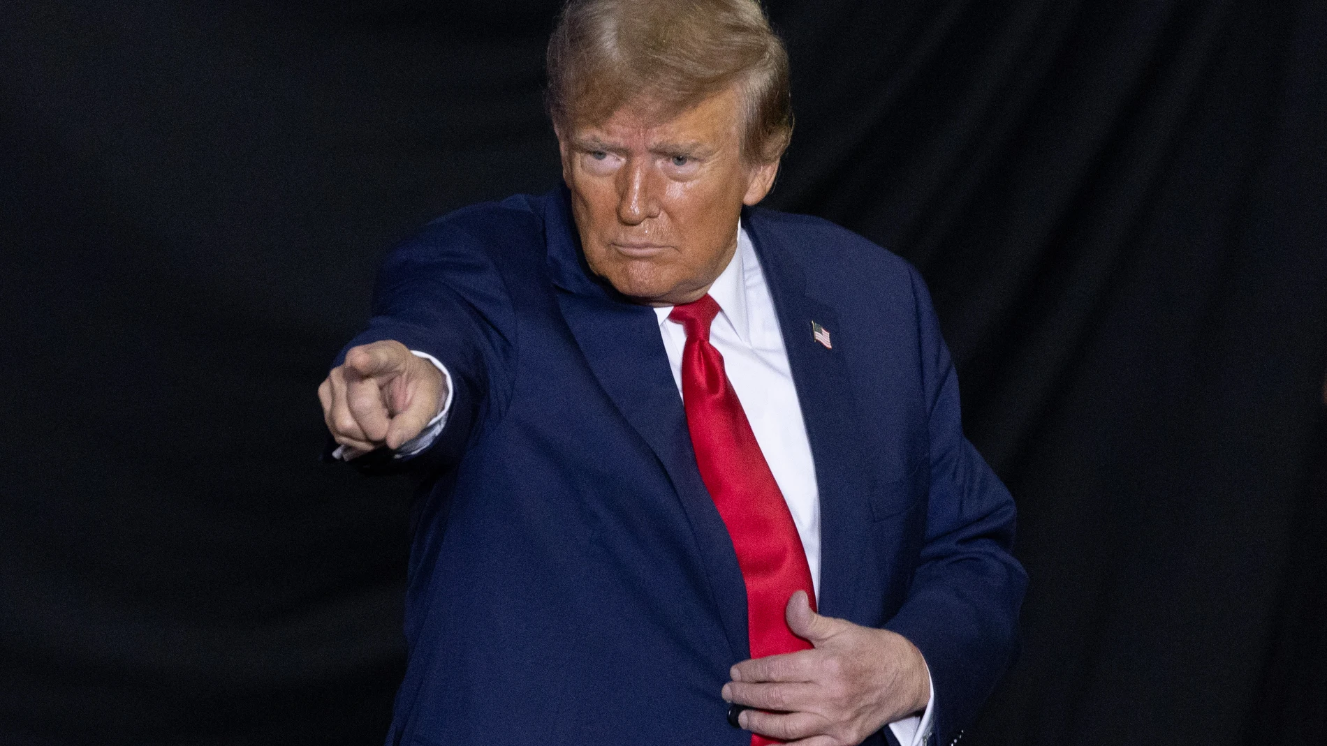 Manchester (United States), 20/01/2024.- Former US President Donald J. Trump gestures as he concludes a campaign rally at SNHU Arena in Manchester, New Hampshire, USA, 20 January 2024. The New Hampshire primary is held on 23 January 2024 and is the second contest in the nominating process of the Republican presidential nomination. (Elecciones) EFE/EPA/MICHAEL REYNOLDS